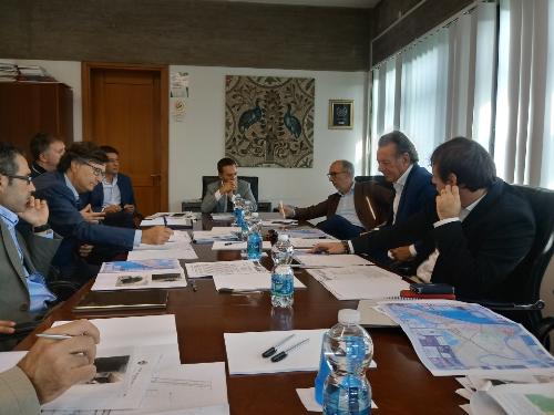 Il vicegovernatore della Regione, Riccardo Riccardi, e l’assessore regionale all’Ambiente, Fabio Scoccimarro, incontrano nella sede municipale il sindaco di Lignano, Luca Fanotto, l’assessore comunale Davide Codognotto e i tecnici del Consorzio dell'acquedotto del Friuli centrale e del Consorzio di bonifica friulana per individuare gli interventi da porre in atto contro i periodici allagamenti